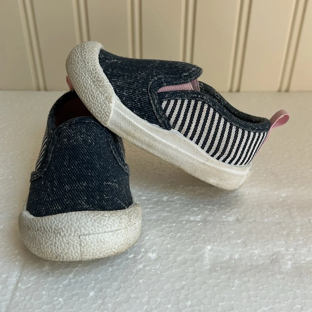 OshKosh B’gosh girl slip on denim stripe washable sneaker size5M blue white pink